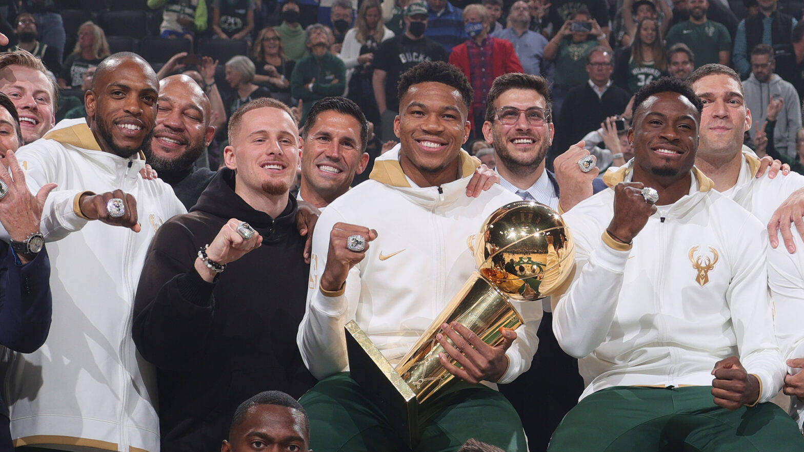 奥兰多魔术围绕欧冠造点机会布莱顿远射贴柱，现场解说直呼：密尔沃基雄鹿今晨强势反弹的简单介绍