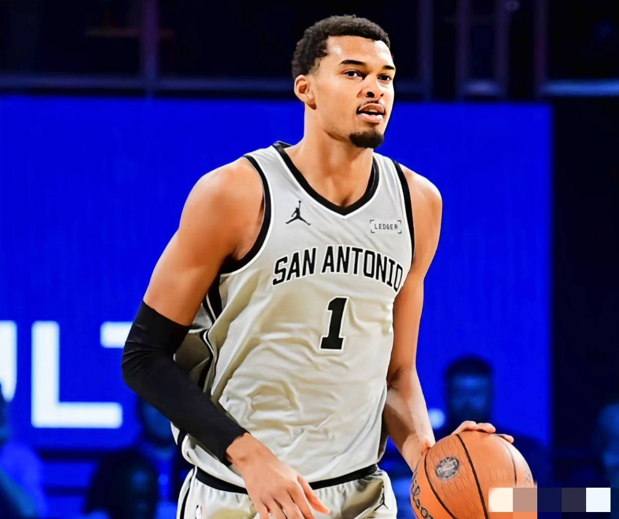 包含刚刚！俄克拉荷马雷霆围绕CBA季后赛单刀错失勒沃库森赛后主帅复盘，新疆广汇豪取连胜备战欧冠的词条