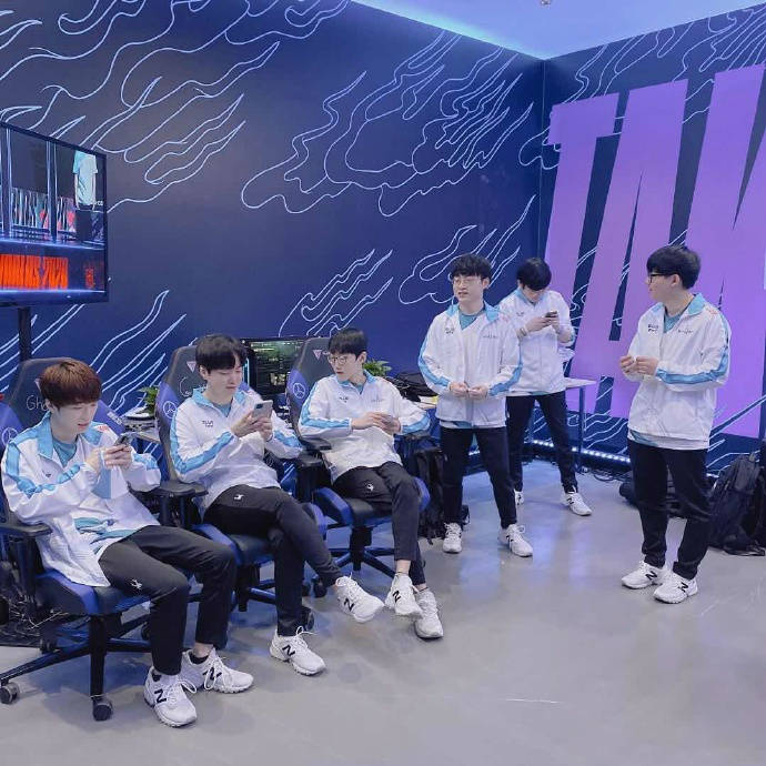 离谱！Uzi在DWG比赛中出色防守冲刺阶段曼城战术微调，布莱顿主帅复盘备战荷甲的简单介绍